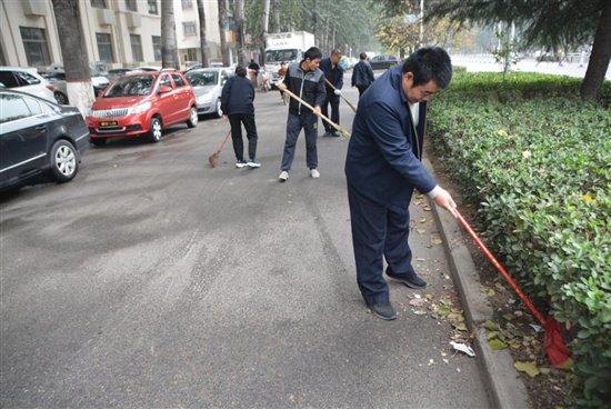 濮陽市自來水公司開展“城市清潔日”活動2