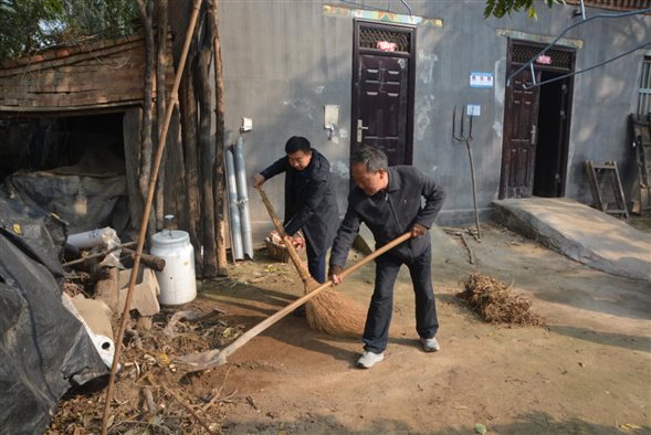 濮陽市自來水公司“手拉手”庭院整治活動